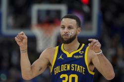 九游-库里迎来十二赛季高光表现，老鹰球迷沸腾！的简单介绍