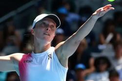 九游-阿扎伦卡回归赛场，爆冷首场状态亮眼，澳大利亚队观众沸腾！的简单介绍